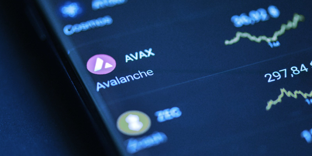 AVAX Slips 2% As Grayscale Dumps Avalanche From Large Cap Fund