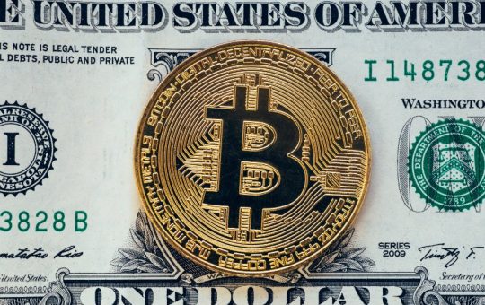 Bitcoin moves the cryptocurrency market. Its dependency on the US dollar increased.